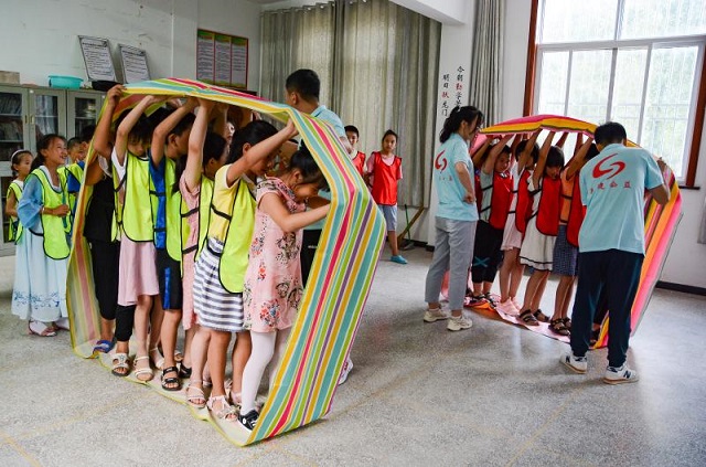 七彩志愿行 青春進(jìn)課堂——記合肥院志愿者團(tuán)隊(duì)走進(jìn)石臺縣仙寓鎮(zhèn)碧潭村支教活動-8-640.jpg 七彩志愿行 青春進(jìn)課堂——記合肥院志愿者團(tuán)隊(duì)走進(jìn)石臺縣仙寓鎮(zhèn)碧潭村支教活動-8-640.jpg